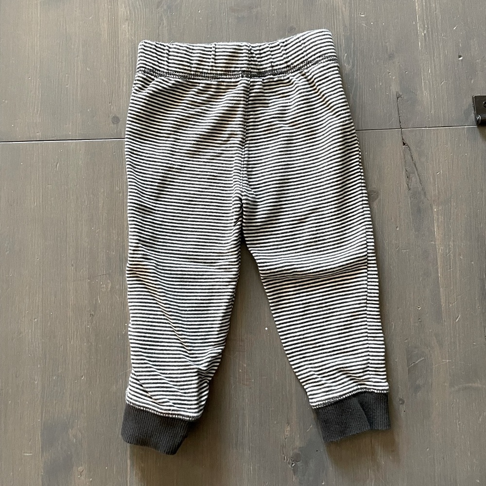 4/$15🌸 Carter’s white and gray striped pants